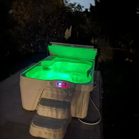 Modern Stone House In With Jacuzzi * 블로톤퓌레드