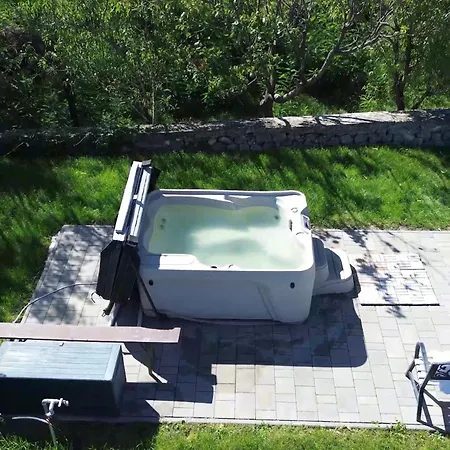 Modern Stone House In With Jacuzzi * بالاتونفوريد