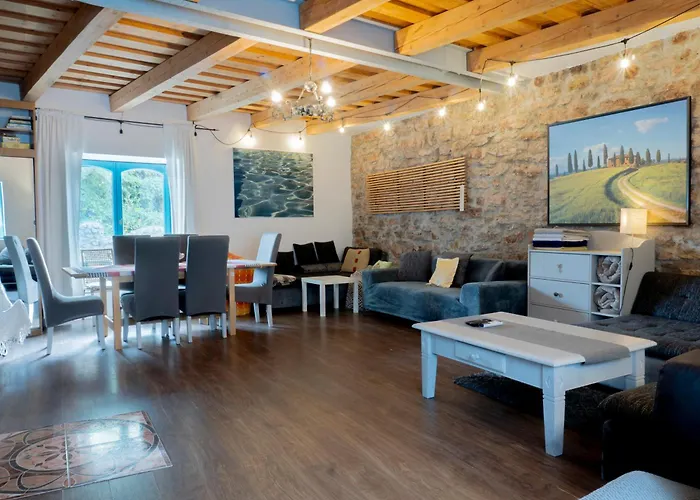 펜션 Modern Stone House In With Jacuzzi 블로톤퓌레드